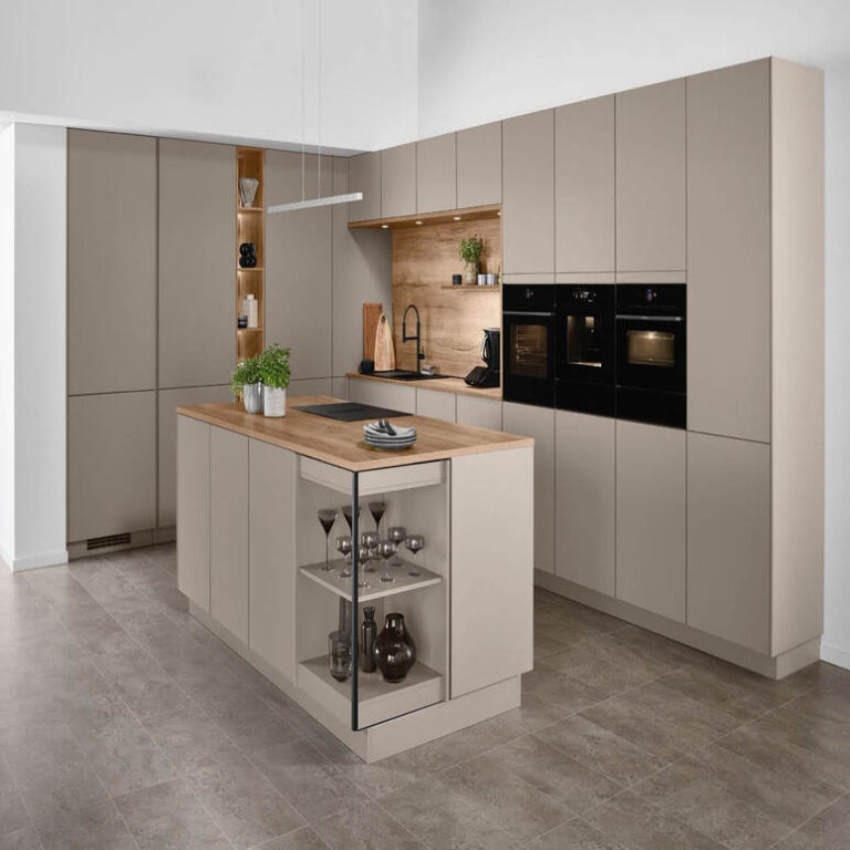 Küche in Kaschmir-Beige mit Kochinsel, Holzarbeitsplatte und offenem Regal – Einbauküche