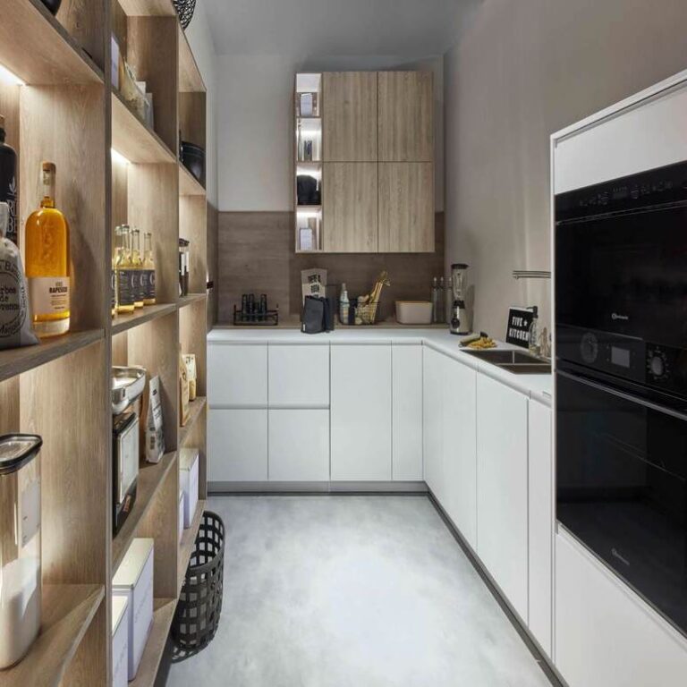 Moderne weiße Küche mit Hochschränken, Holzregal und schwarzen Einbaugeräten – Küche kaufen in Moers