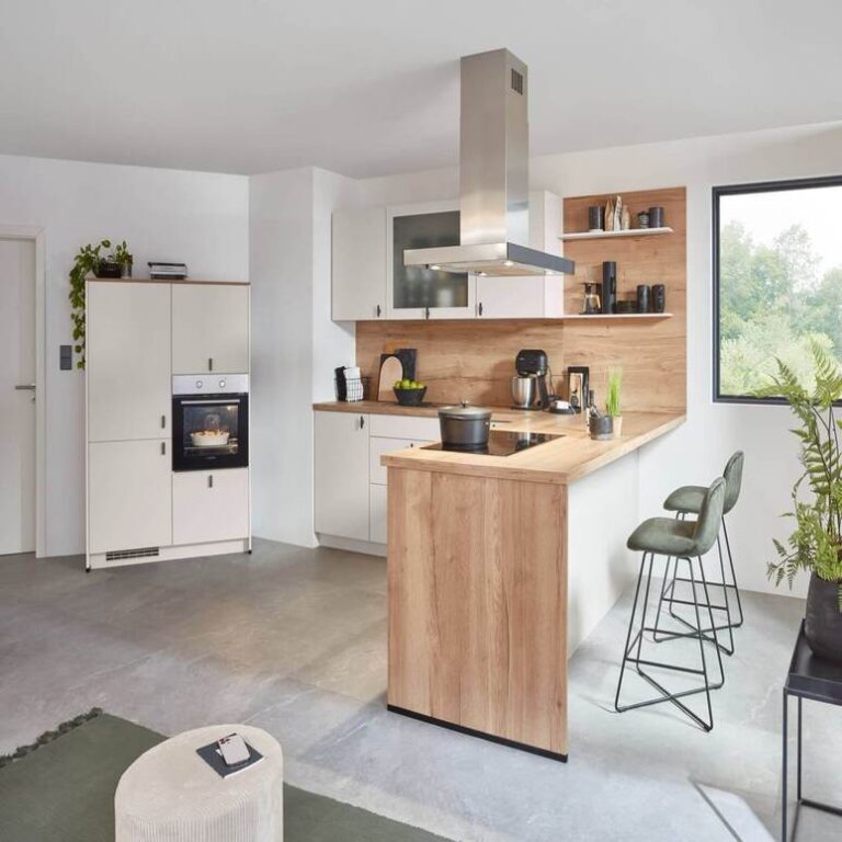 Offene Küche mit Theke aus Holz, Barhockern und Insel-Dunstabzugshaube – Küchenstil