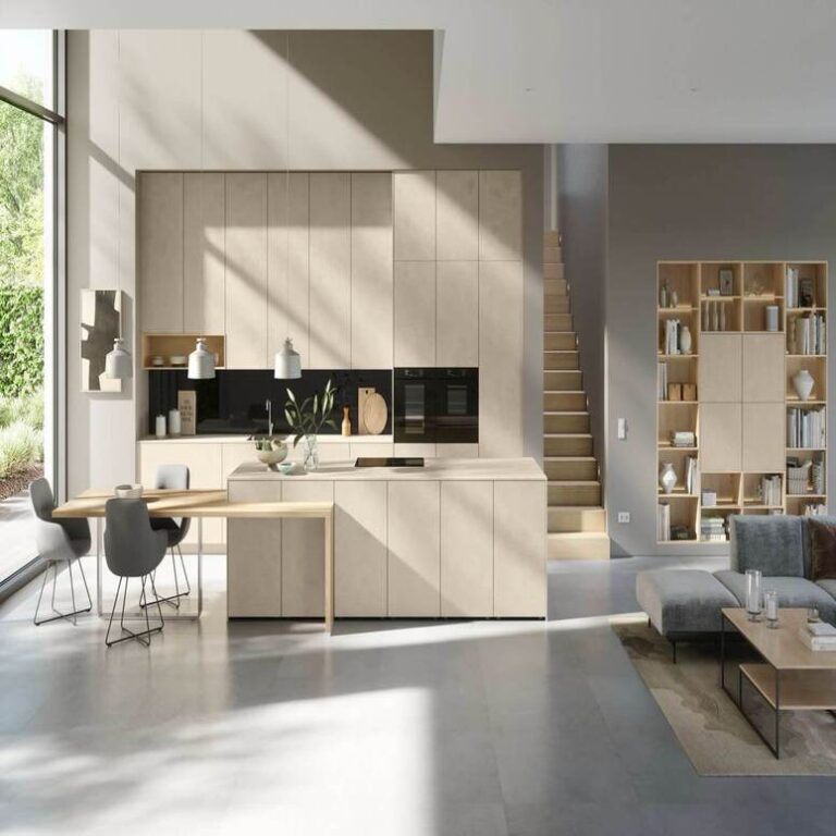 Offene Küche mit Wohnbereich – Küchenaufbau Moers Offene moderne Küche in Beige mit Kochinsel, Essplatz und angrenzendem Wohnbereich